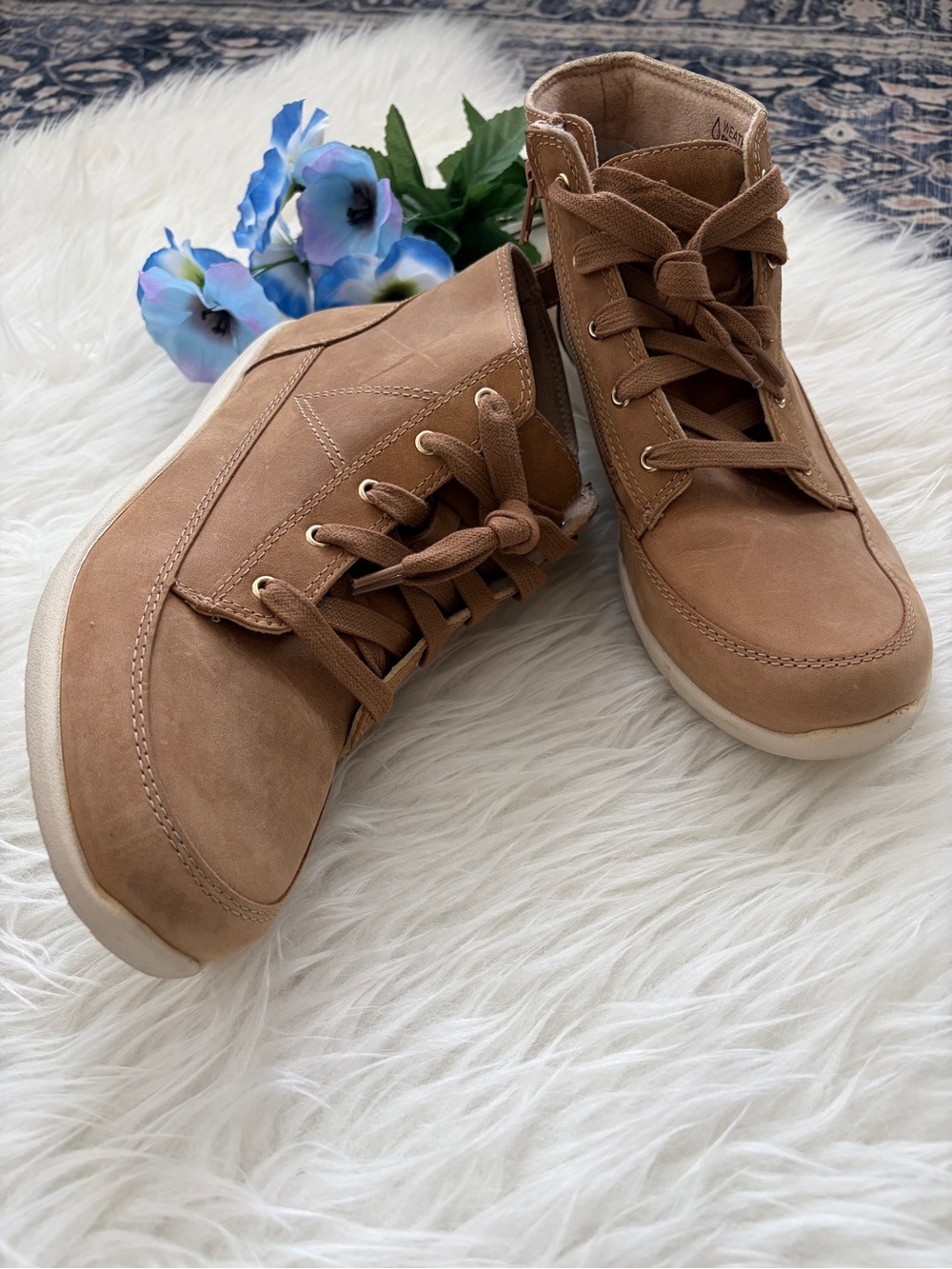 Vionic Shawna Size 8.5 Women’s Tan High Top Weather Resistant Arch Support